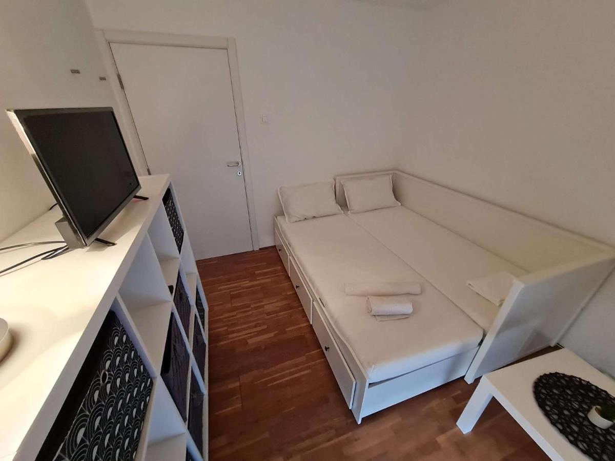 Apartmani Lovre I Zara Exterior photo