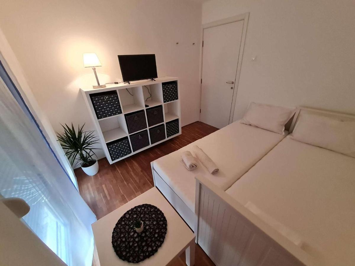 Apartmani Lovre I Zara Exterior photo