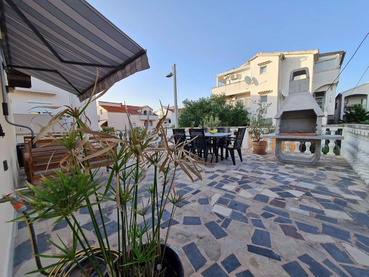 Apartmani Lovre I Zara Exterior photo