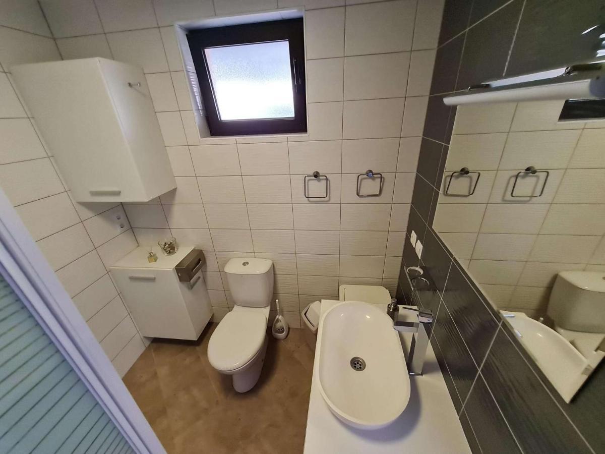 Apartmani Lovre I Zara Exterior photo