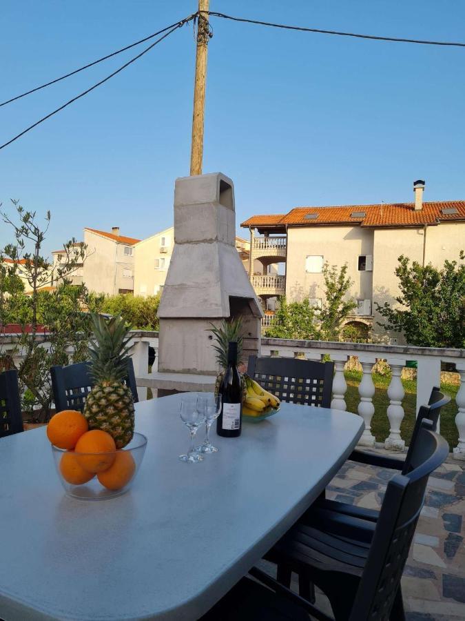 Apartmani Lovre I Zara Exterior photo