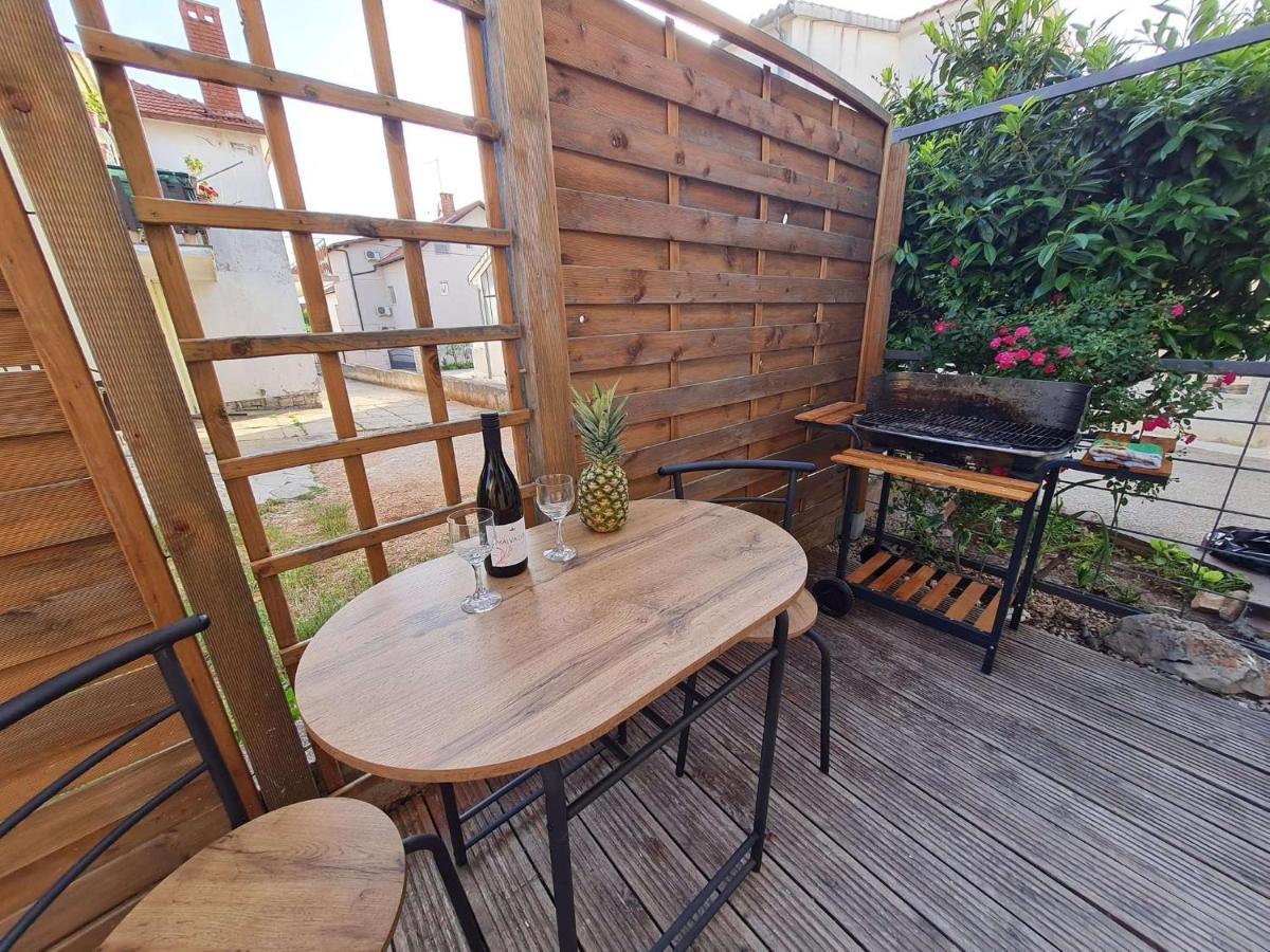 Apartmani Lovre I Zara Exterior photo