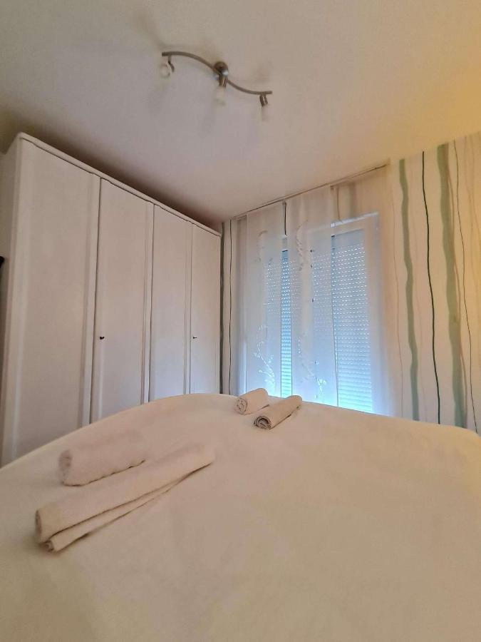 Apartmani Lovre I Zara Exterior photo