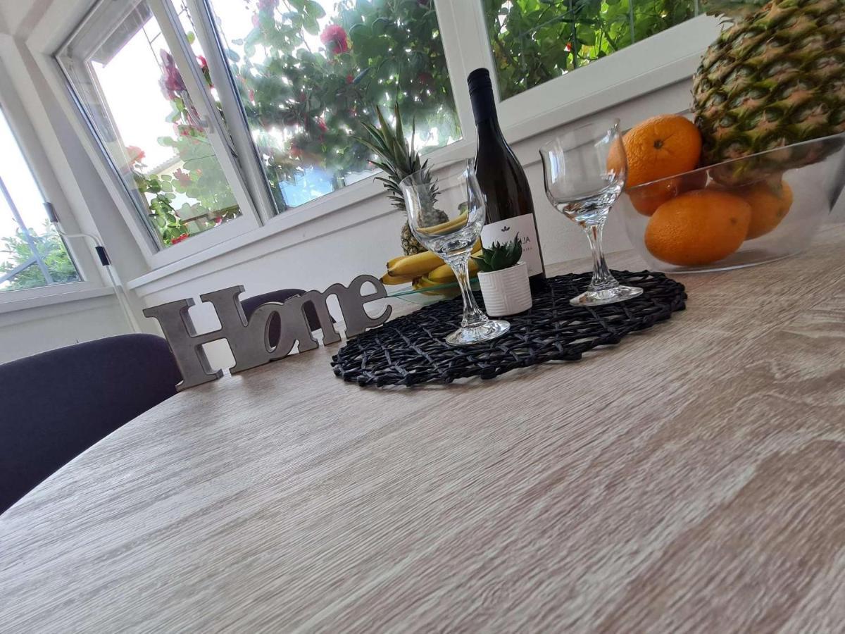 Apartmani Lovre I Zara Exterior photo