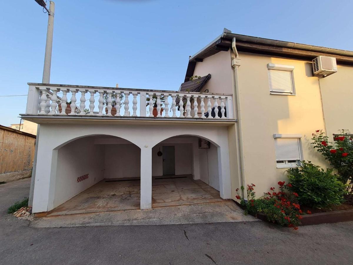 Apartmani Lovre I Zara Exterior photo
