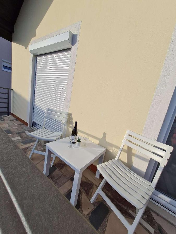 Apartmani Lovre I Zara Exterior photo
