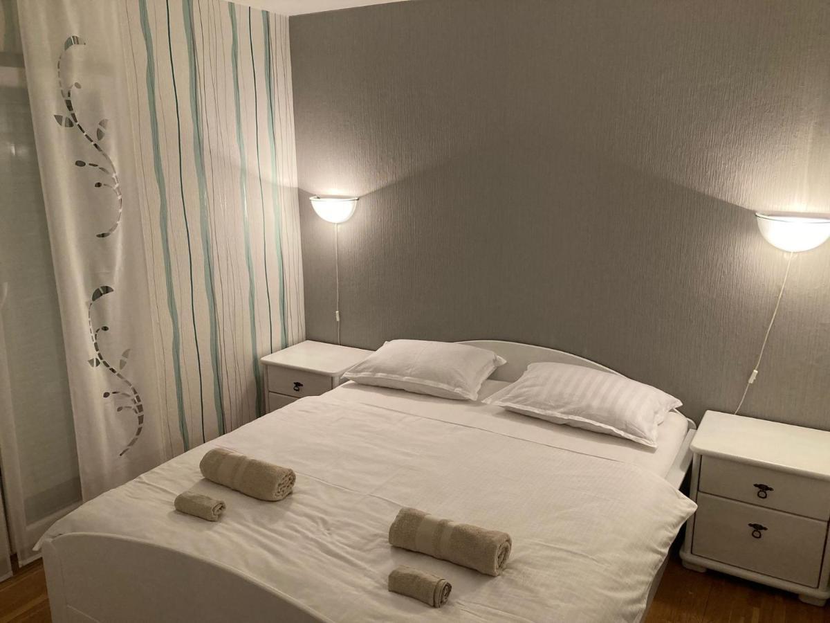Apartmani Lovre I Zara Exterior photo