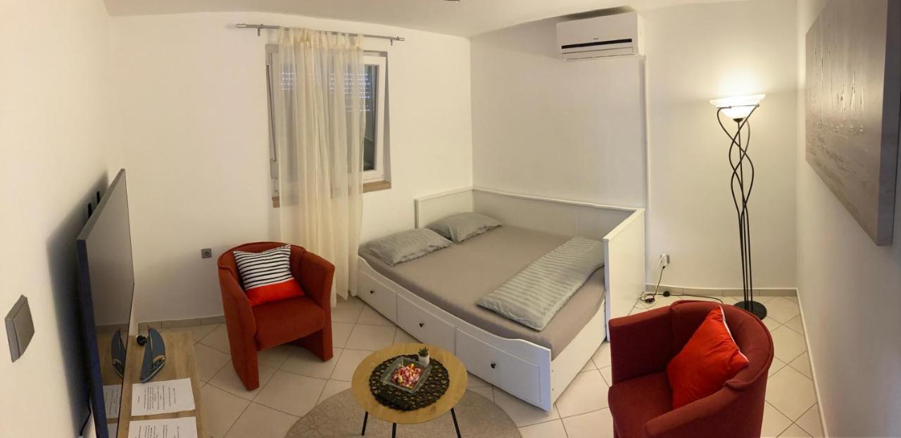 Apartmani Lovre I Zara Exterior photo