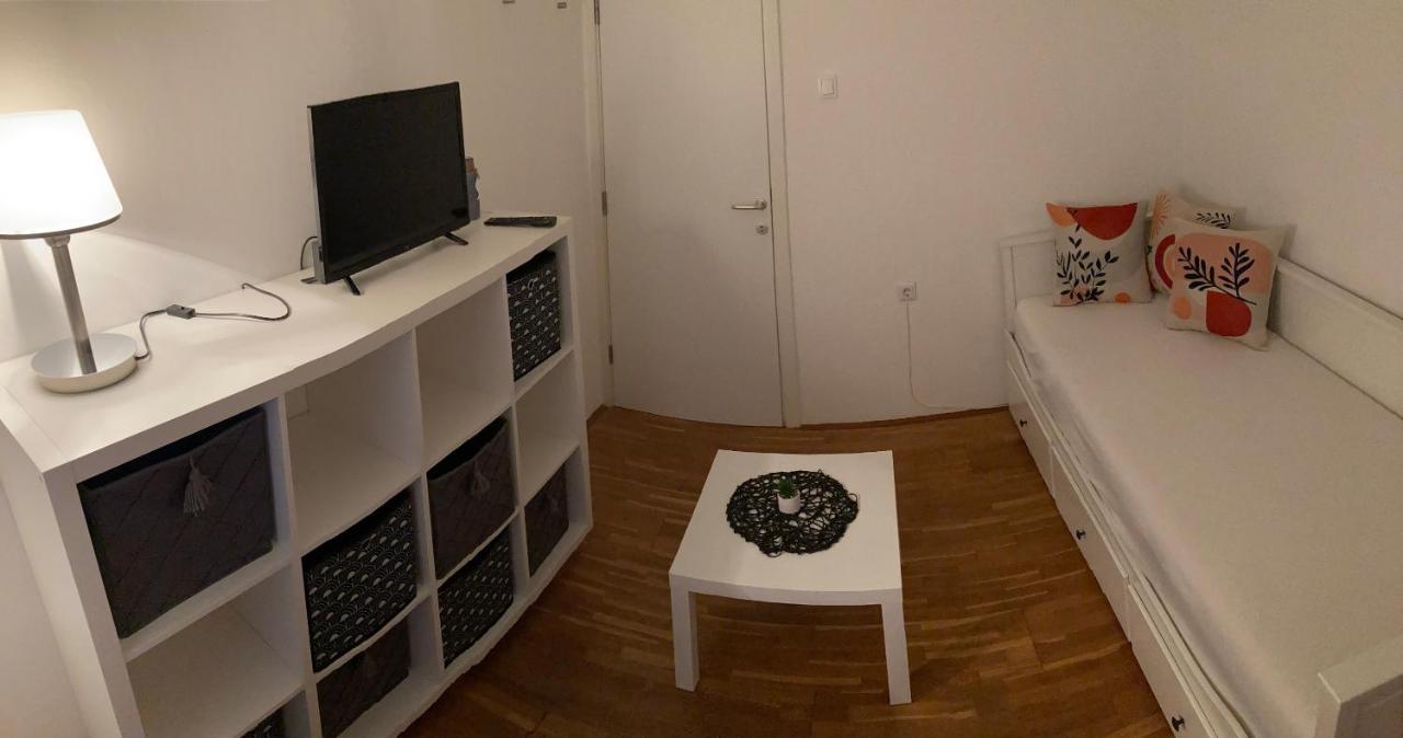 Apartmani Lovre I Zara Exterior photo